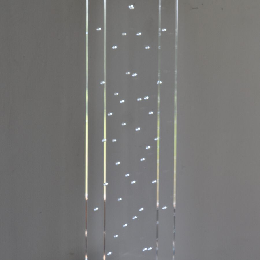 Herbert Blazejewicz, Perlenstele, 2020, Acrylglas, gelasert, 71x21x21 cm